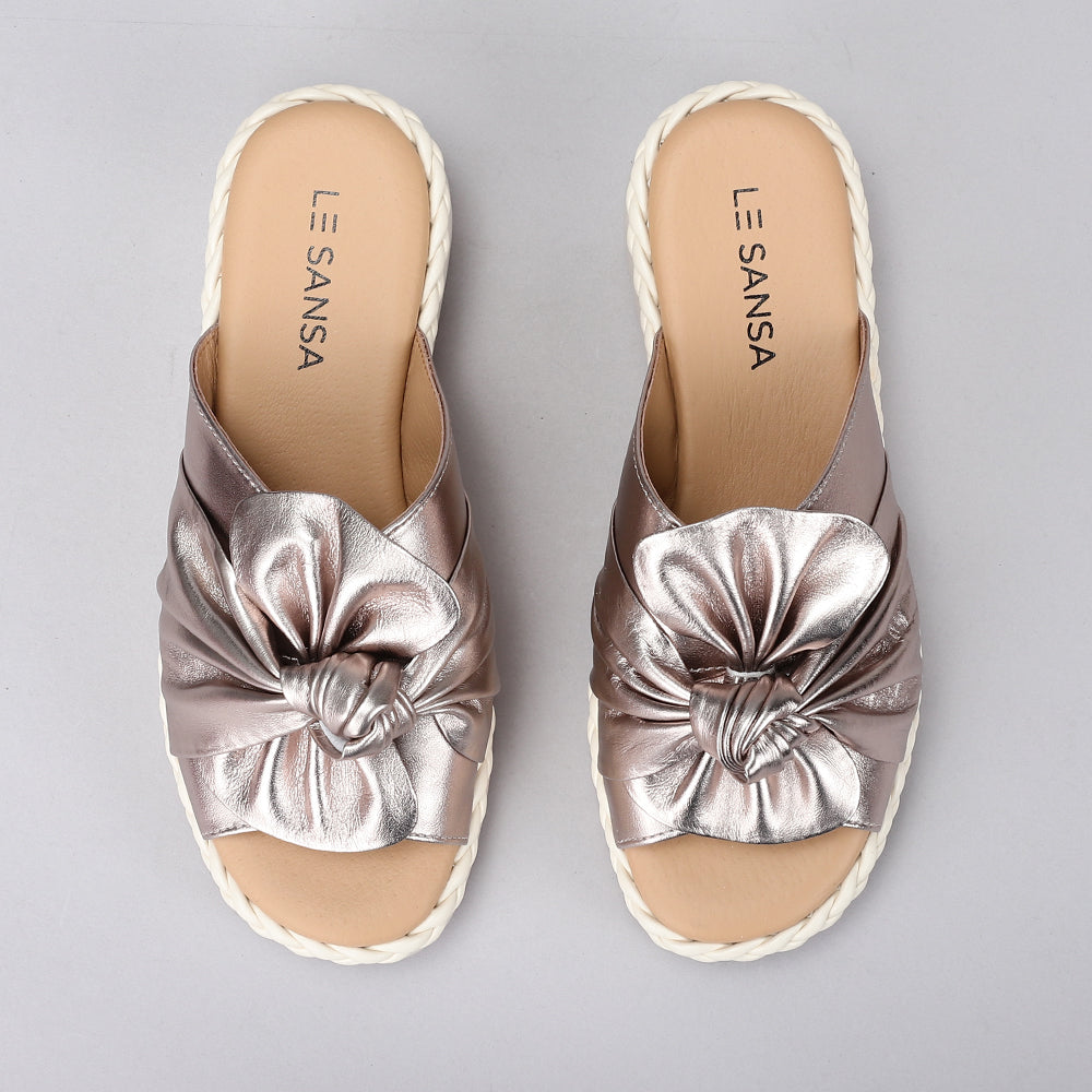 LE SANSA Eudore champagne slip-on shoes with sleek design, soft fabric upper, and comfortable fit for casual wear.