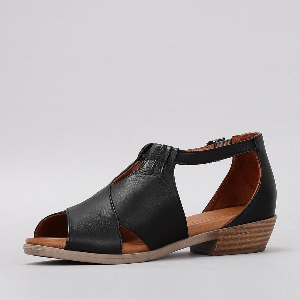Le Sansa Digby black sandals featuring open toe design and adjustable ankle strap, ideal for casual summer wear.