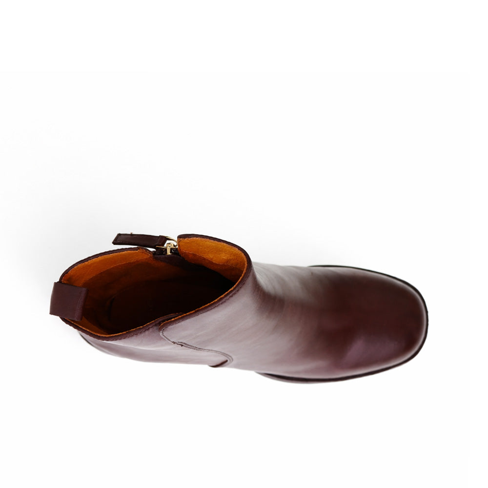 Eos Katt Chestnut boots with rounded toe and chunky heel, featuring smooth leather and lace-up front.