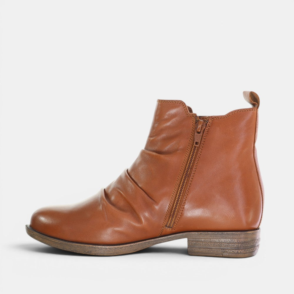 Le Sansa Lucy Tan boots with ankle-high design, rounded toe, and stylish tan leather finish.