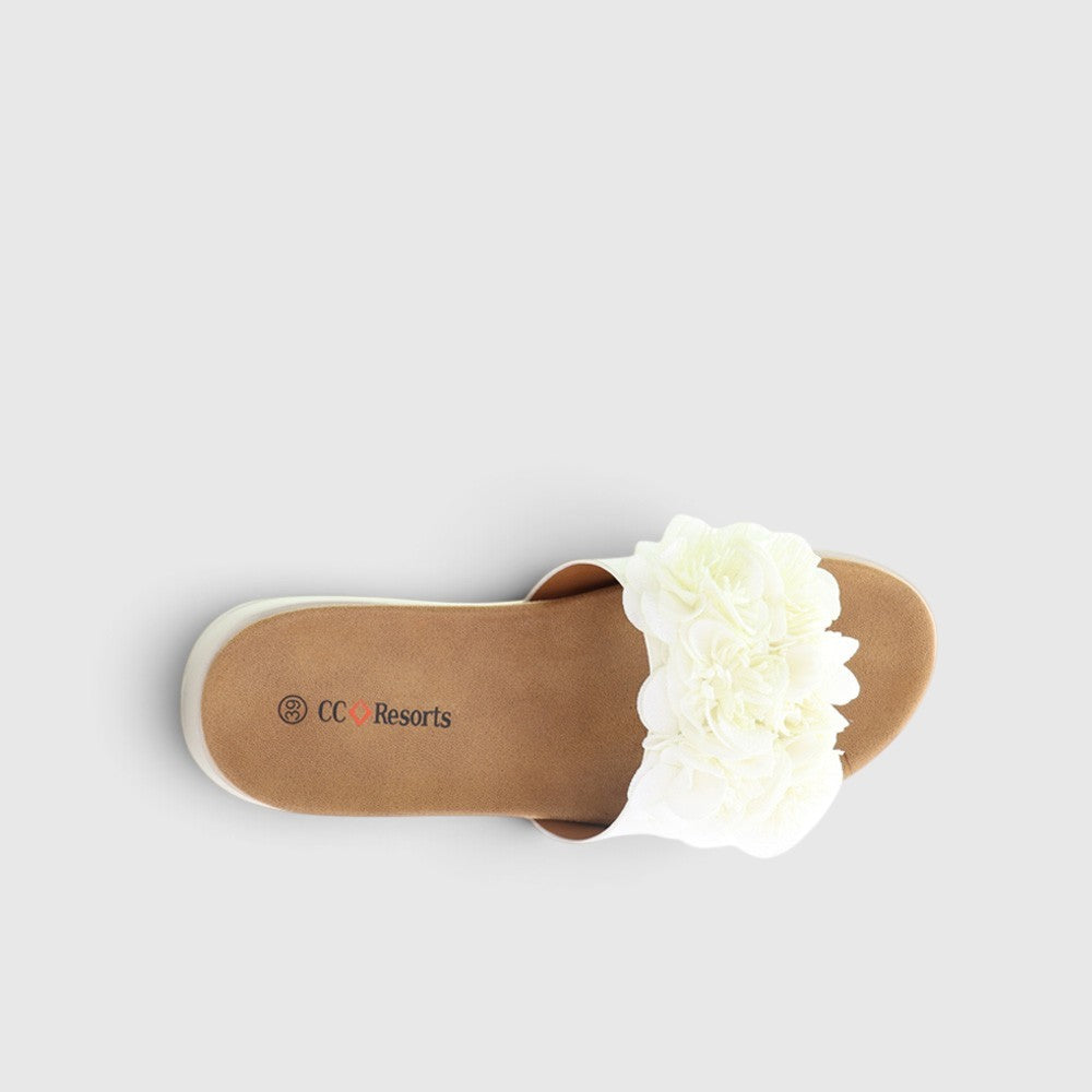 White CC Resorts Domo slip-on shoes with a sleek design, perfect for casual wear and easy to slip on.