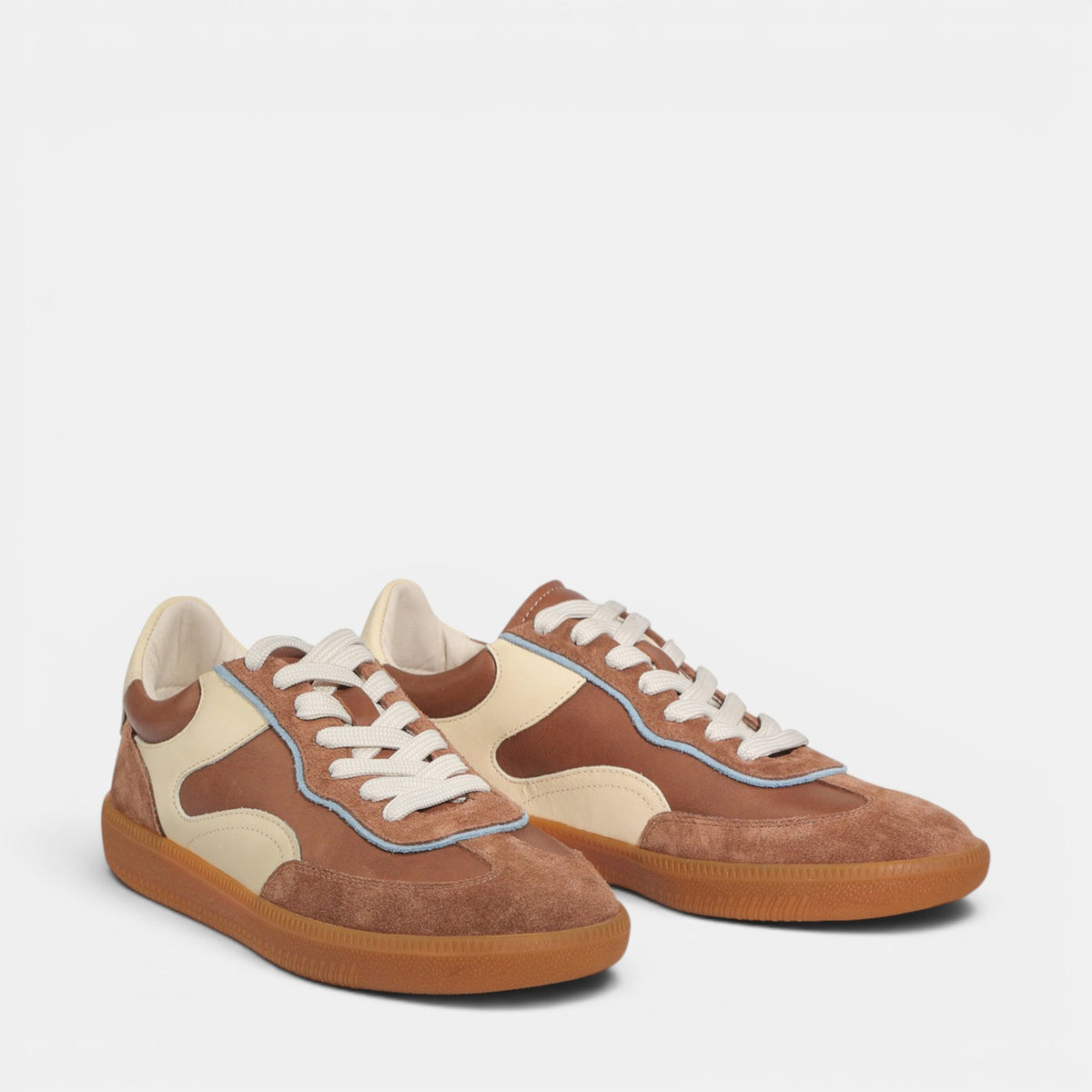 Eos Antigona Pecan sneakers with tan leather upper, stylish design, and white rubber sole, displayed from top view.