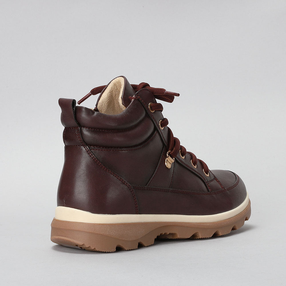 CC Resorts Gambian-style boots in bordo color with detailed stitching and leather texture, showcasing traditional footwear design.
