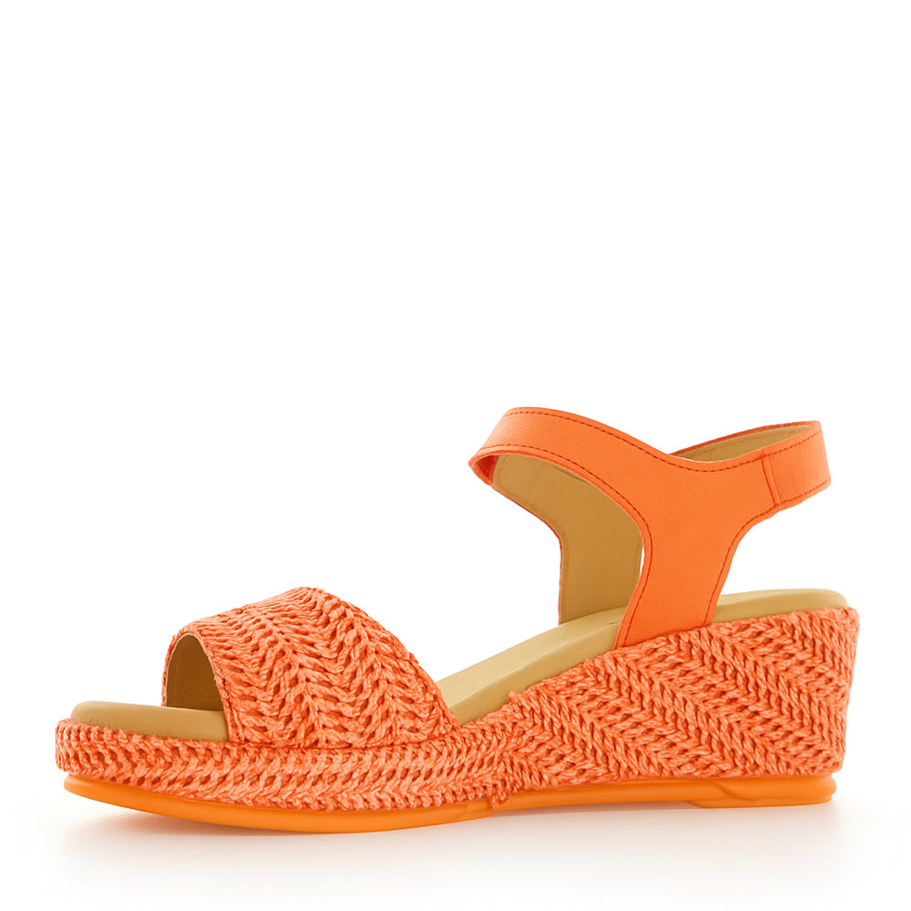 Le Sansa Pilia orange sandals with strappy design and flat sole, perfect for casual summer wear.
