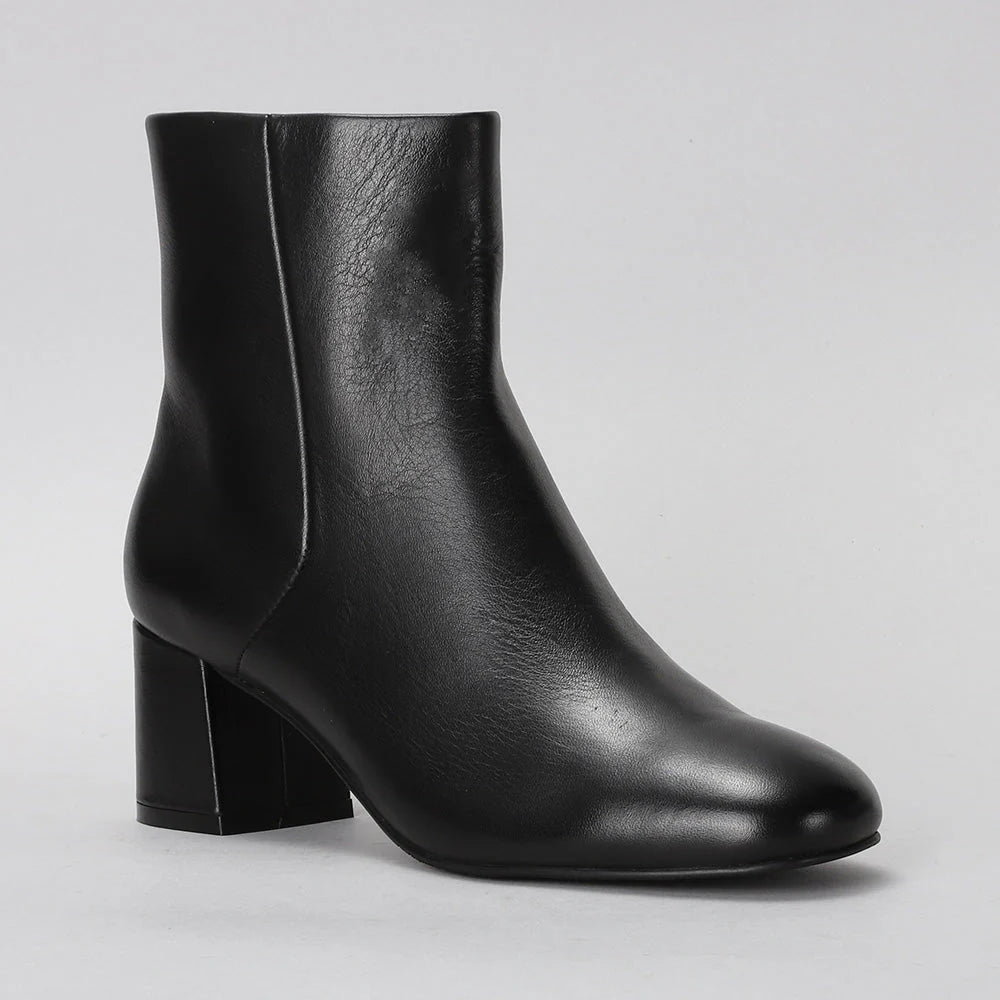 Le Sansa Rocket Black boots with sleek design and black leather exterior, stylish footwear for casual or outdoor wear.
