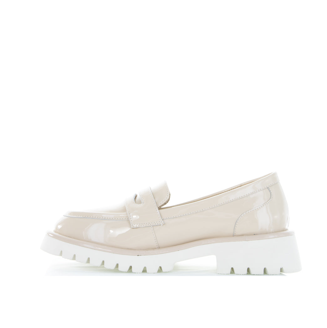 Le Sansa loafers in nude patent leather, stylish slip-on shoes with a sleek, shiny finish.