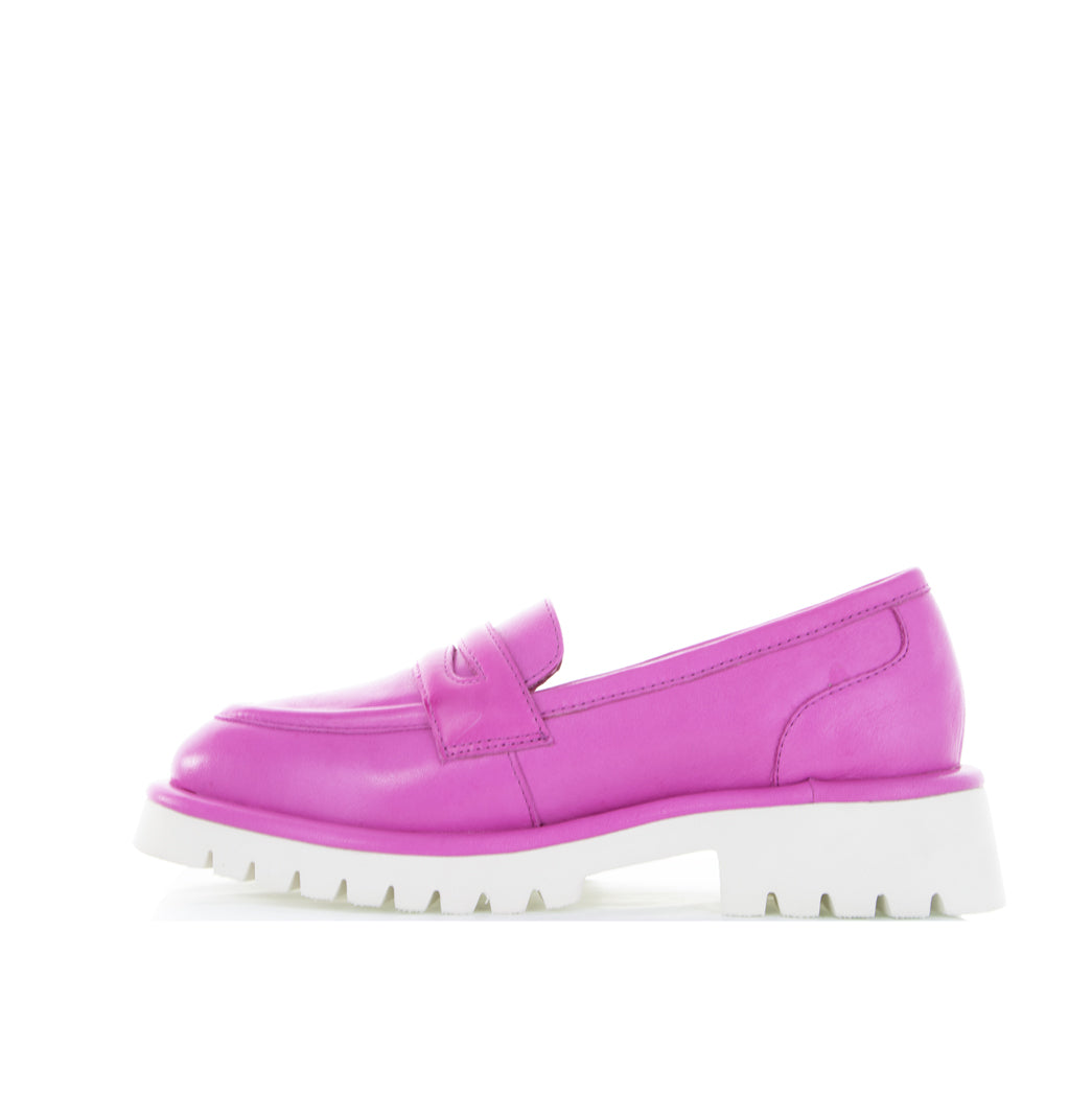 Le Sansa bow pink loafers featuring a stylish bow detail and vibrant hot pink color, perfect for casual or dressy outfits.
