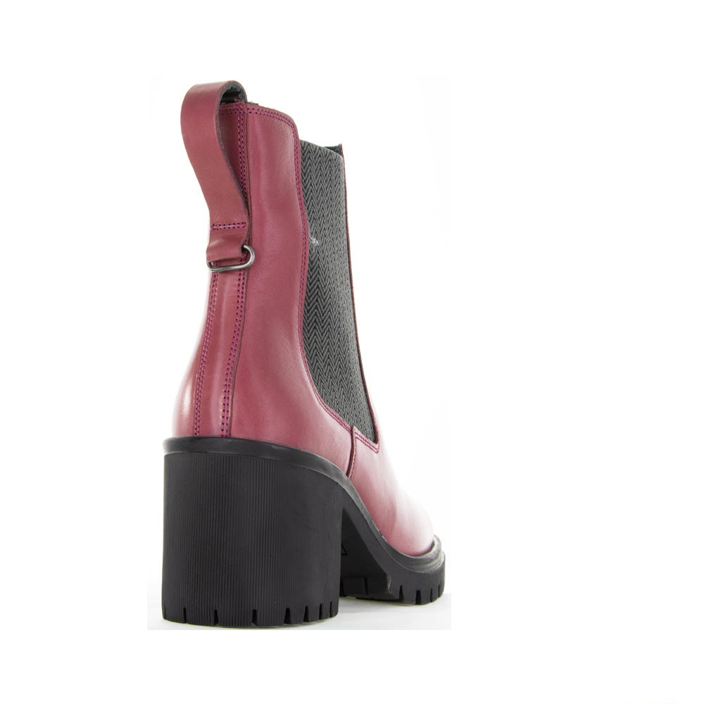 Le Sansa Samira hot pink boots with stylish design and ankle-high length, perfect for trendy fashion statements.
