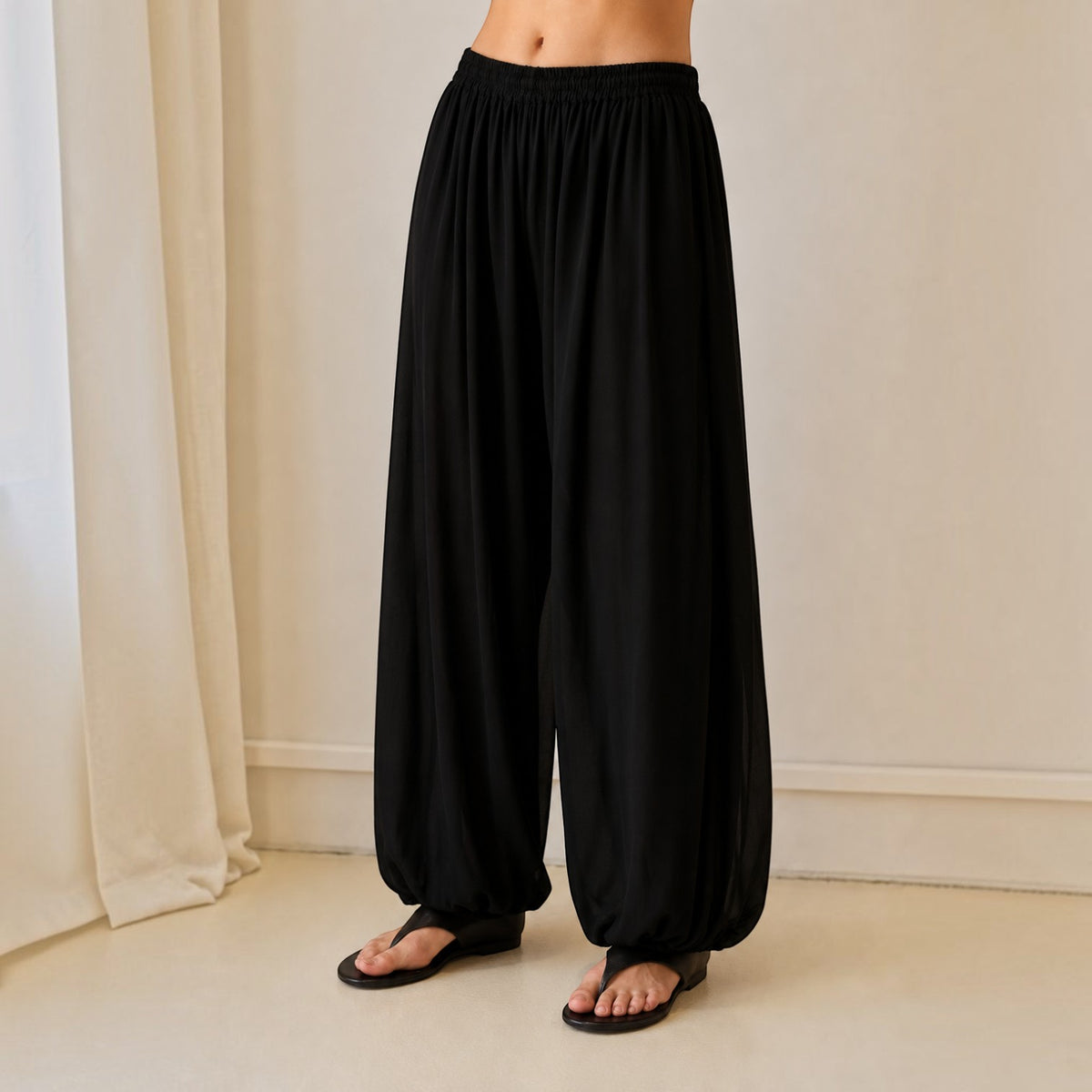 Sass Clothing SASS MILES balloon pants in black with relaxed fit and elastic waistband, showcasing casual and comfortable style.
