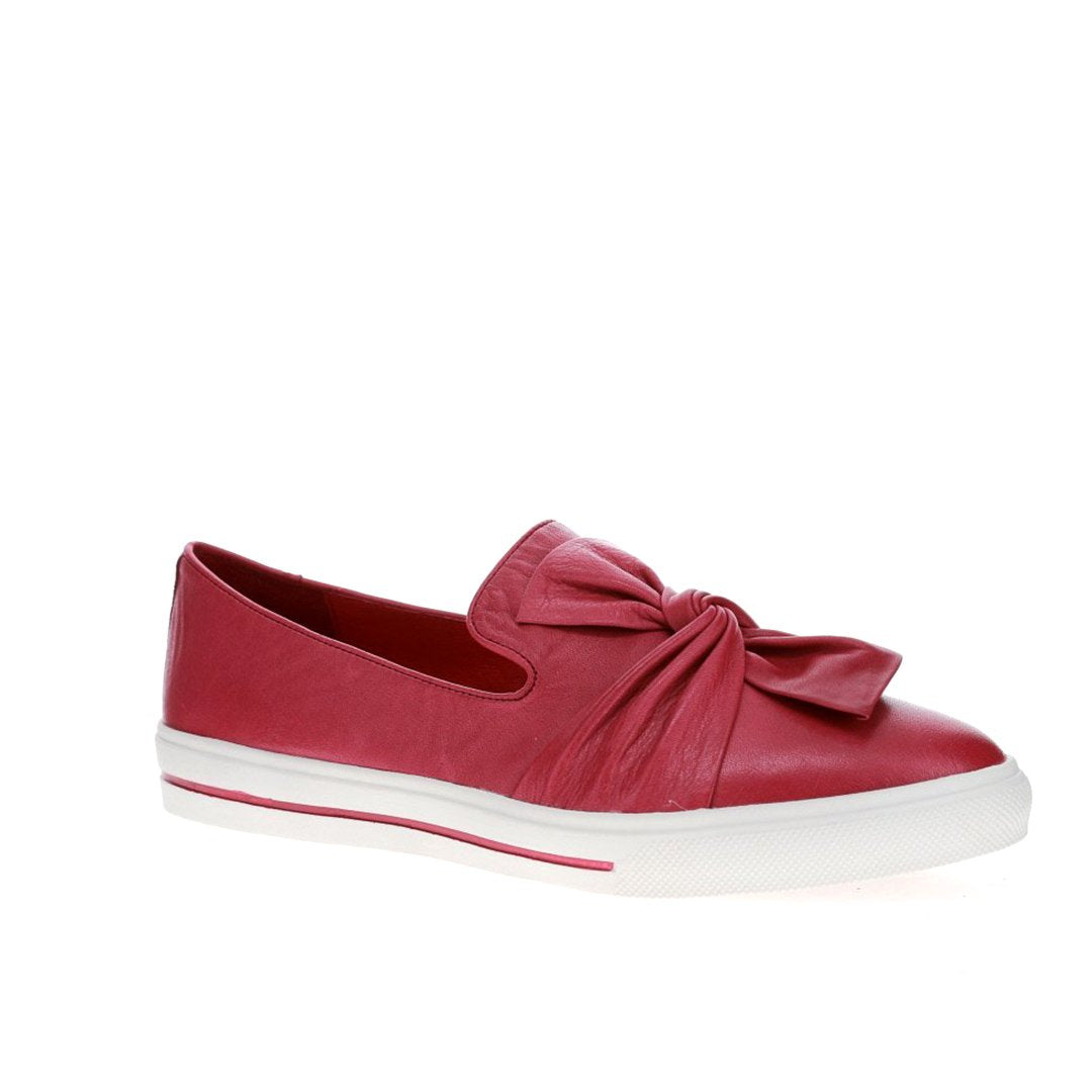 Le Sansa Izzy Bordo slip-on shoes with a sleek design and neutral color, perfect for casual and everyday wear.
