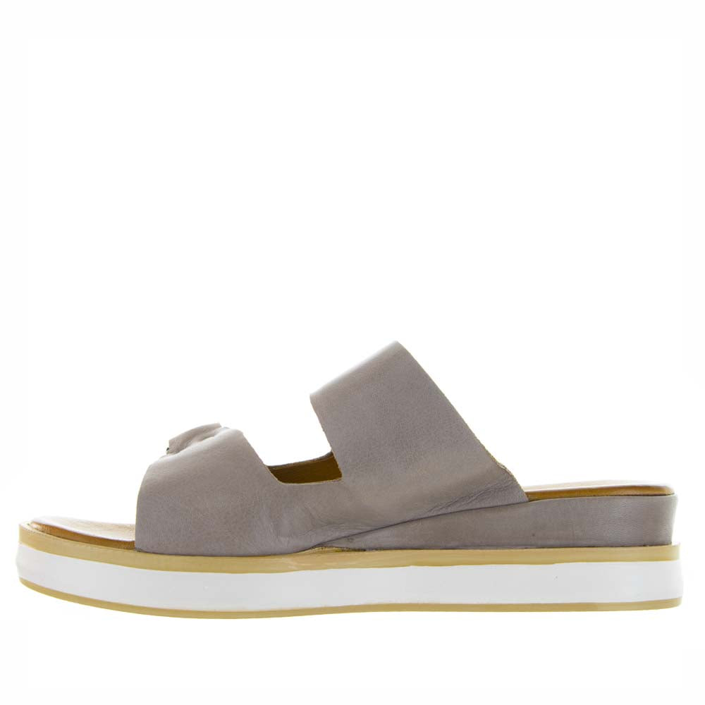 Le Sansa Holister slip-on hat featuring a casual design and comfortable fit, displayed on a plain background.