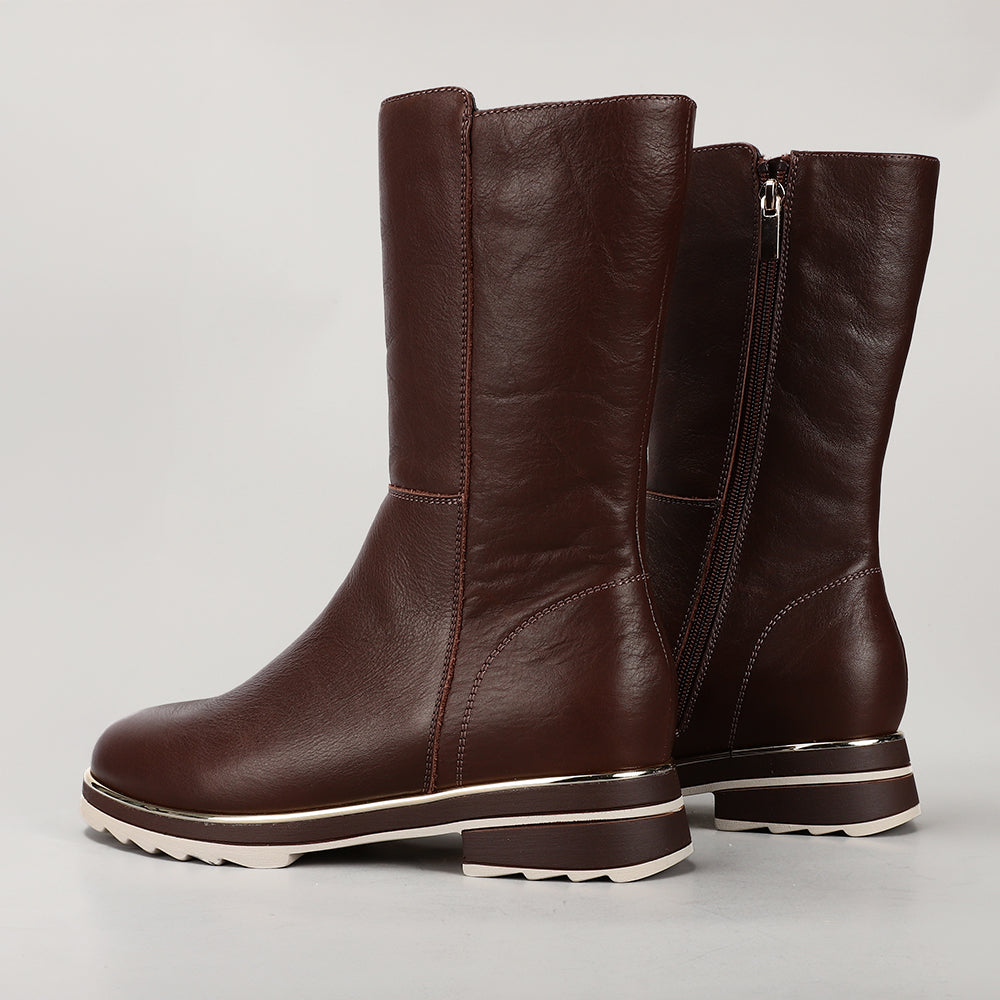 Le Sansa Buffy chocolate boots with a sleek design, showcasing the stylish leather exterior and sturdy sole.