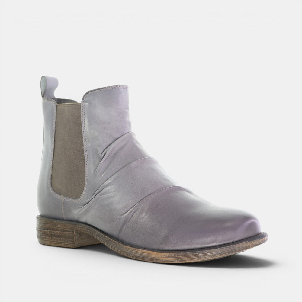 Le Sansa Lucy Stone boots with stylish design and textured finish, perfect for casual or outdoor wear.