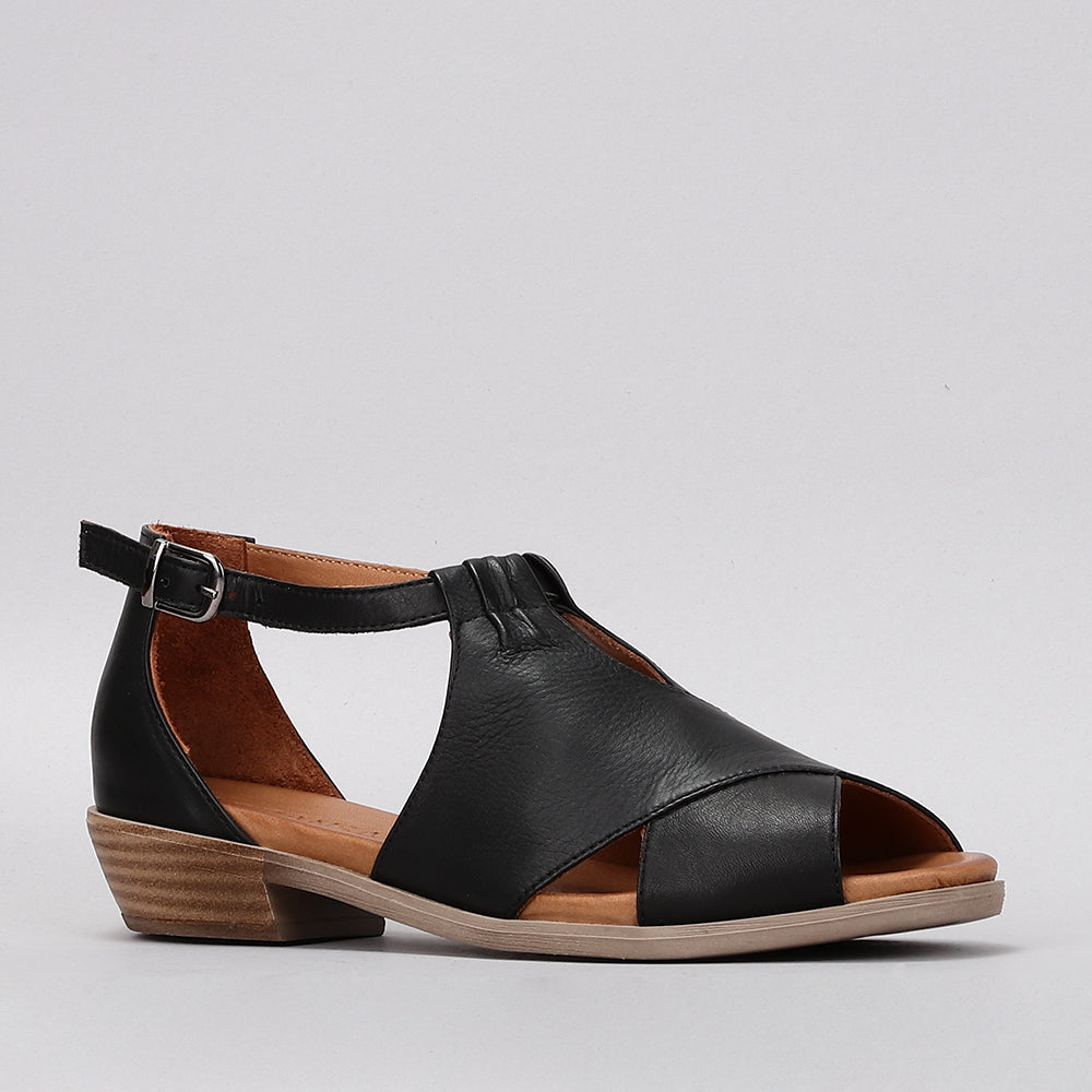 Le Sansa Digby black leather sandals with open toe and ankle strap, stylish and comfortable for casual wear.