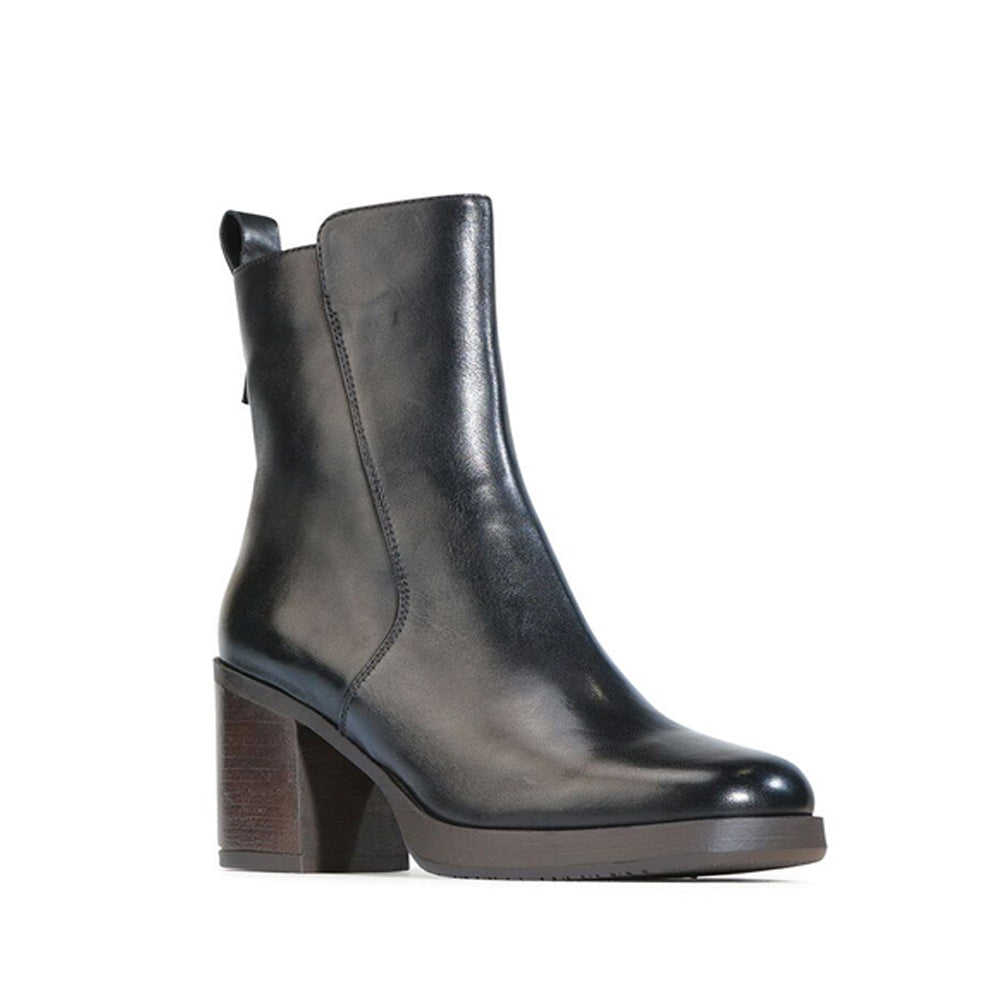 Black EOS KATT boots by Eos with sleek design and sturdy soles, perfect for casual or stylish outfits.