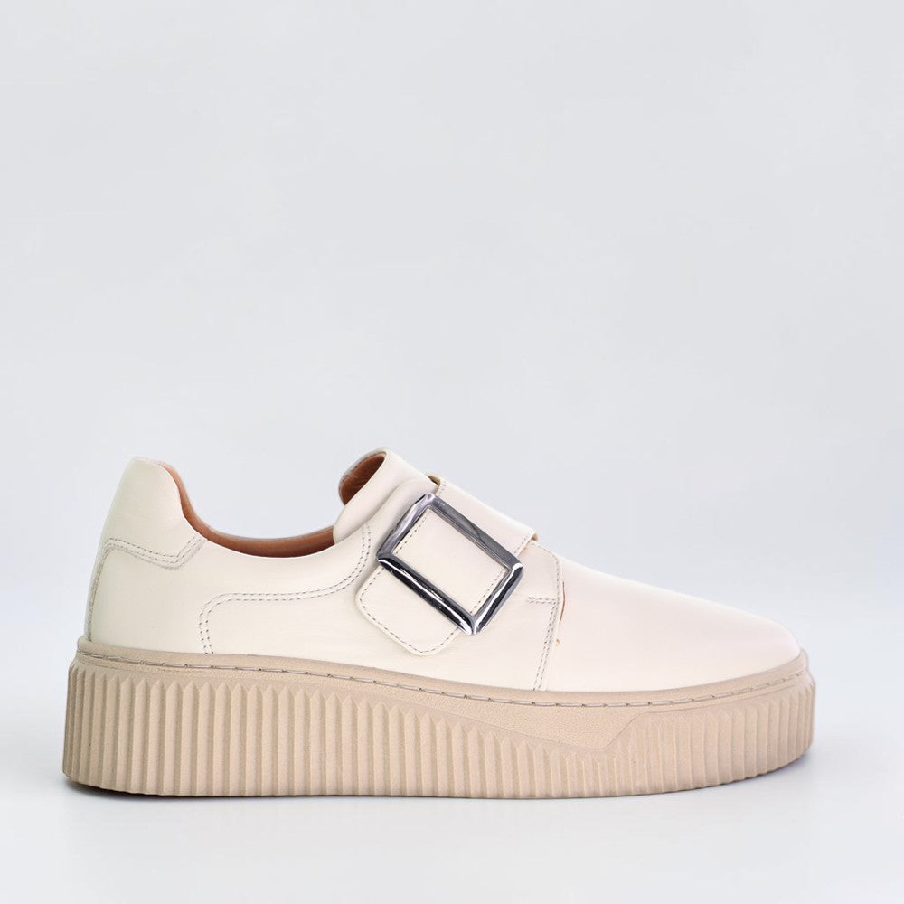 Le Sansa Philia beige sneakers with white soles and minimalistic design, displayed on a plain background.