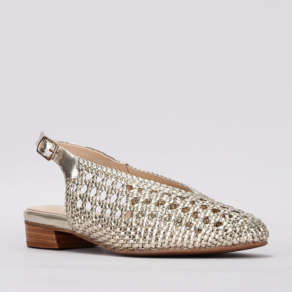 Le Sansa Camila light gold sandals featuring strappy design and low heel, perfect for summer or casual wear.
