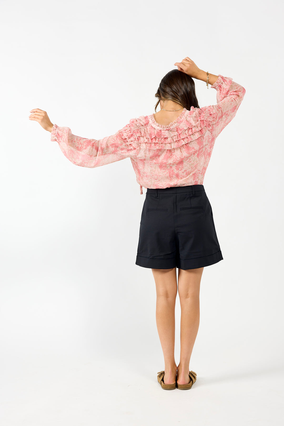 Drama The Label Honor Blouse in pink marble, stylish sleeveless top with a flowy fit and soft fabric, featuring a subtle marble pattern.