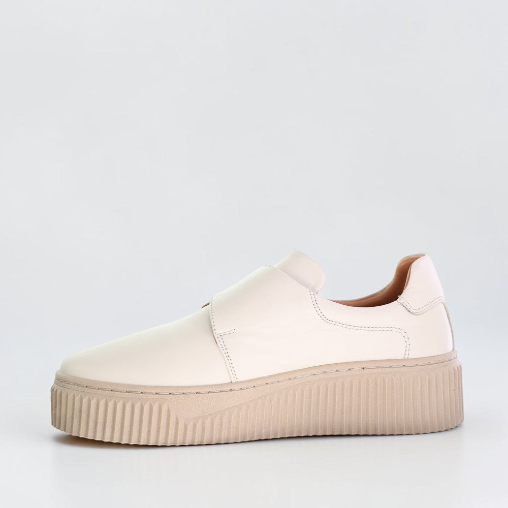 Le Sansa Philia beige sneakers with white soles and laces, stylish casual footwear for everyday wear.