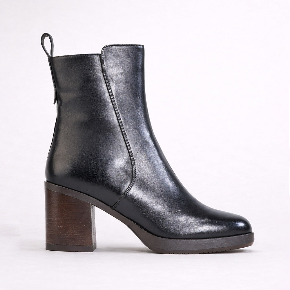 Black EOS KATT boots with a sleek design, featuring lace-up front and sturdy sole, perfect for casual or stylish wear.