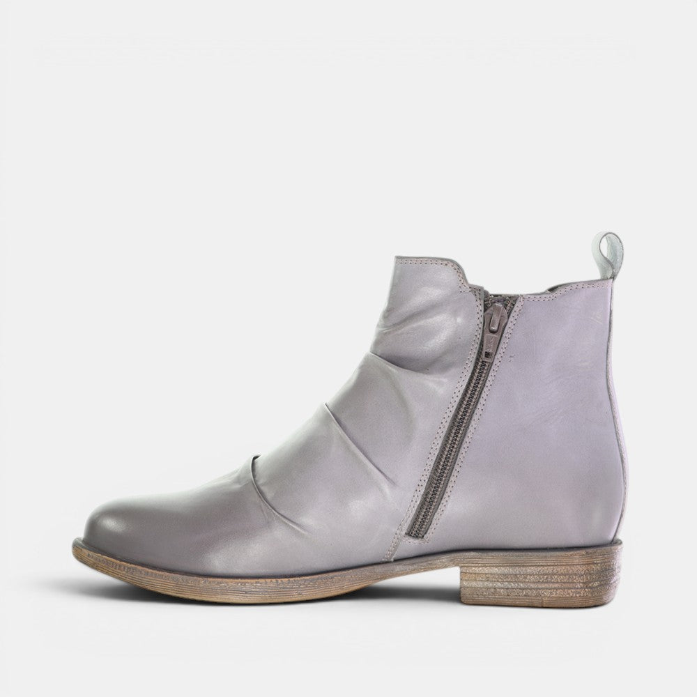 Le Sansa Lucy Stone boots with chunky heels and ankle-length design, featuring a stylish leather finish.