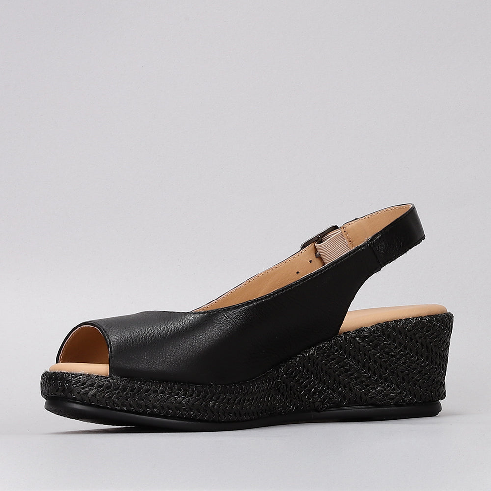 Black Le Sansa Sansa Petunia sandals with open toe and ankle strap, featuring a stylish, comfortable design.