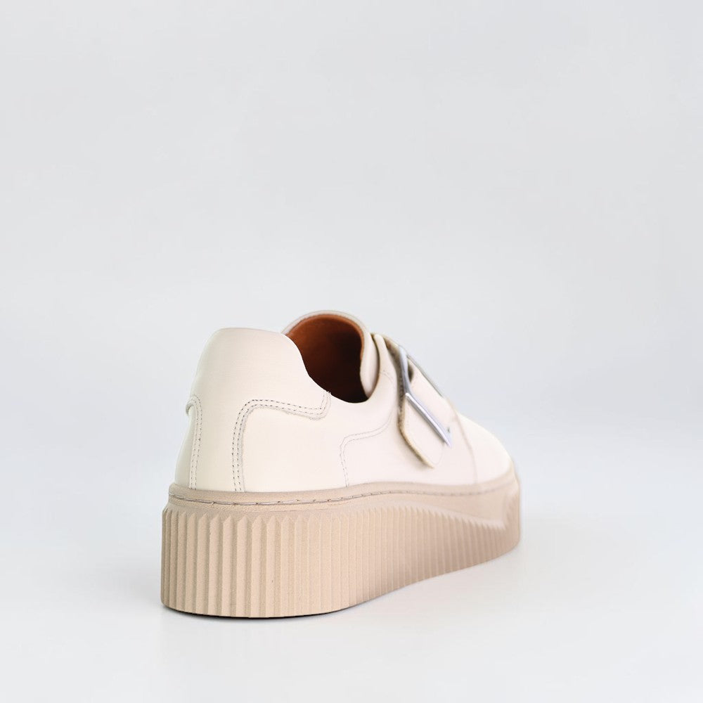 Le Sansa Philia beige sneakers with white soles and minimalist design, showcasing the stylish casual footwear.