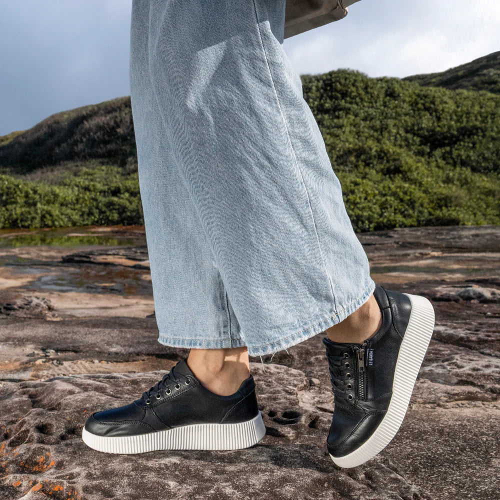 Black Le Sansa Cosco sneakers featuring a sleek design, lace-up closure, and comfortable sole for casual wear.