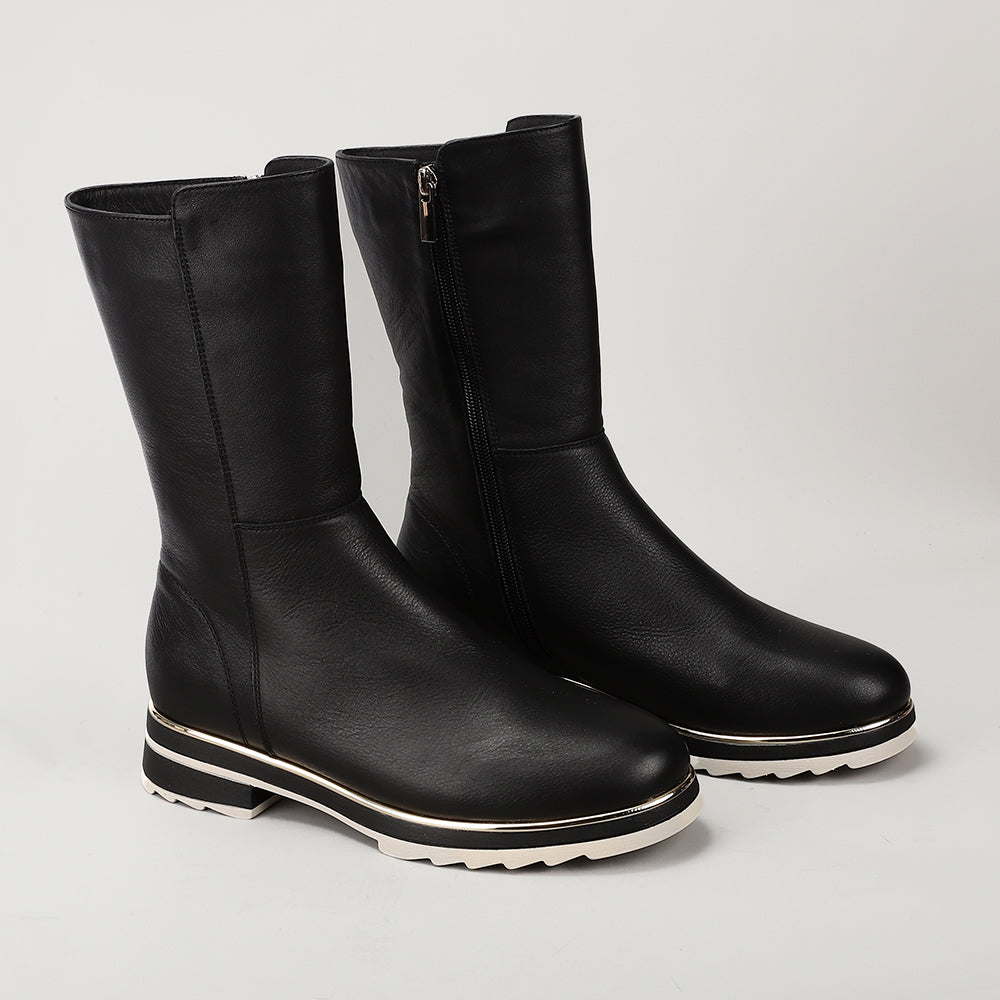Le Sansa Buffy Black boots with ankle-high design, featuring sleek black leather and stylish stitching details.