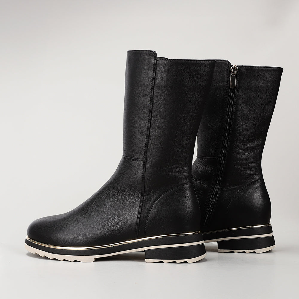 Black Le Sansa Buffy boots with sleek leather design and sturdy heel, stylish footwear for casual or dressy occasions.
