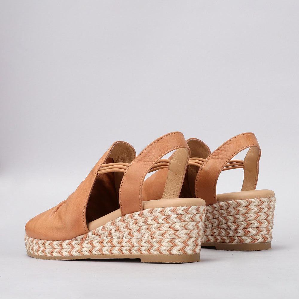 Le Sansa Darla Tan sandals featuring open-toe design and comfortable straps, perfect for casual summer wear.