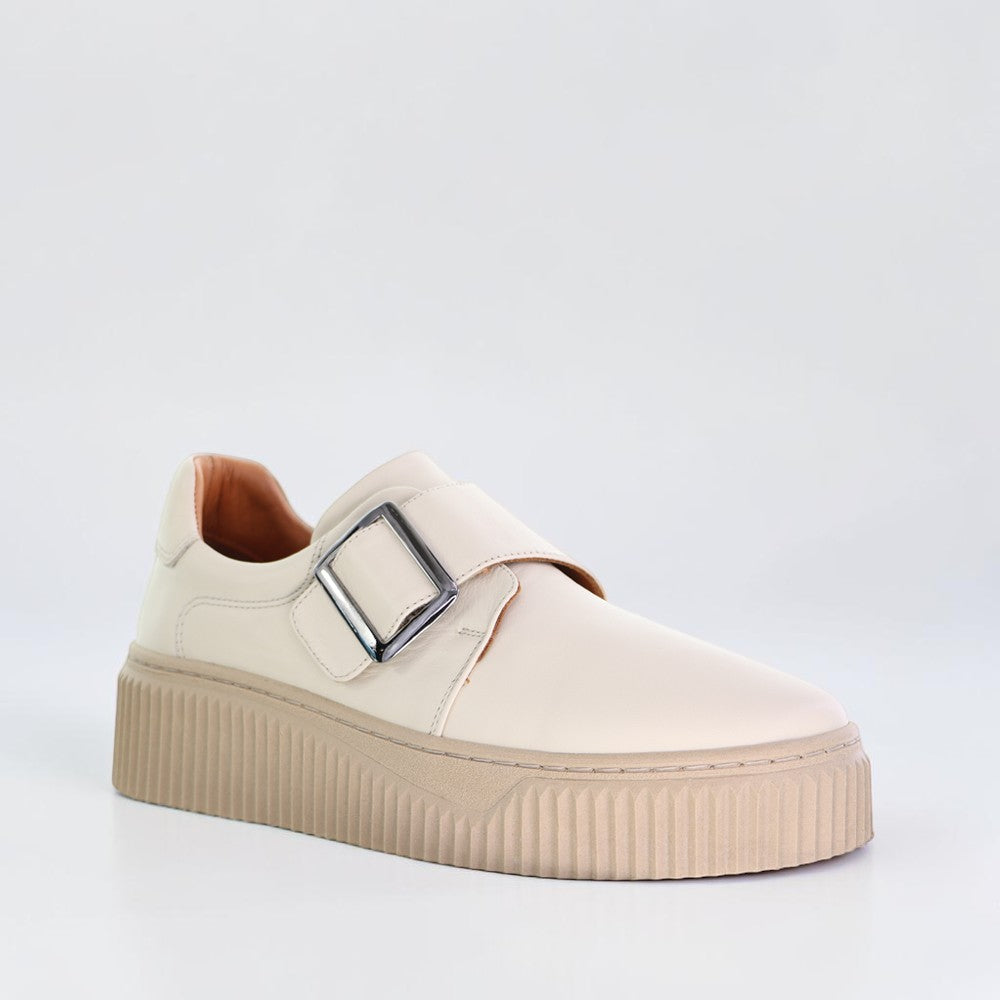 Le Sansa Philia beige sneakers with casual design and white soles, showcasing comfortable fit and stylish appearance.