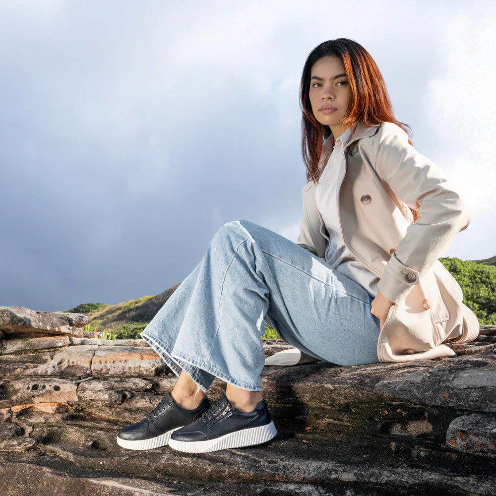Le Sansa Cosco black sneakers with sleek design and white sole, perfect for casual and sporty wear.