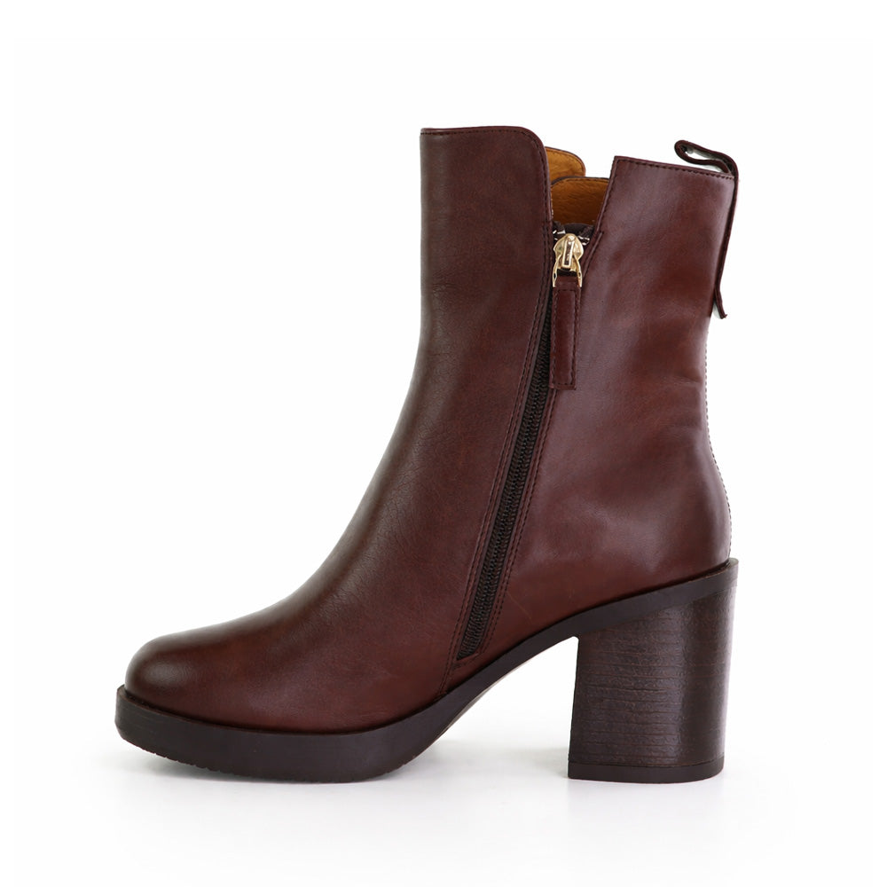 Eos Katt Chestnut boots with rounded toe and lace-up design, featuring a sturdy sole and warm chestnut brown leather finish.