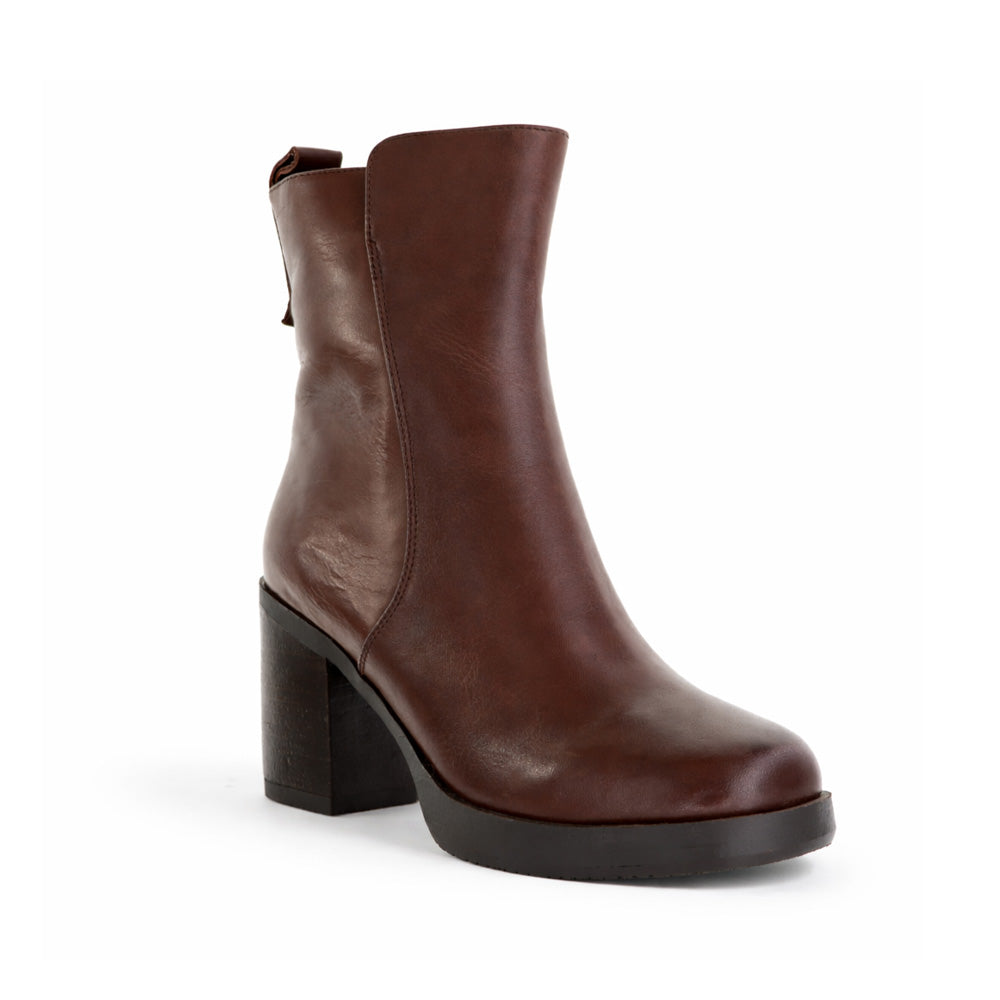 Eos Katt Chestnut boots with rounded toe, lace-up design, and chunky heel, made of brown leather for casual and stylish wear.