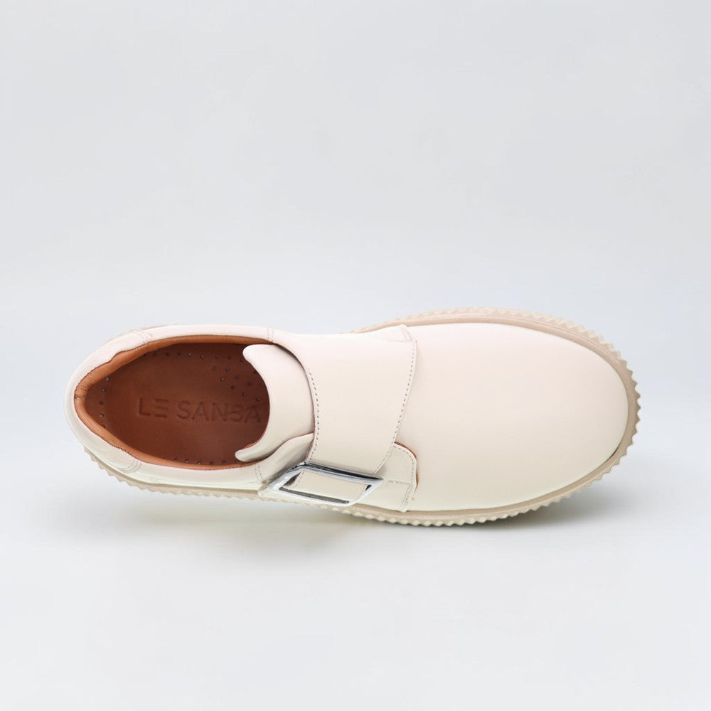 Beige Le Sansa Philia sneakers with white soles and stylish design, shown from a side angle.
