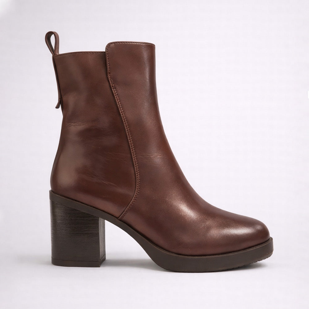 EOS Katt Chestnut boots featuring sleek leather design with sturdy soles and ankle-high style.