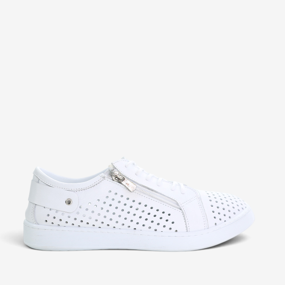 White CABELLO EG17 sneakers featuring a sleek design and comfortable fit, perfect for casual or athletic wear.