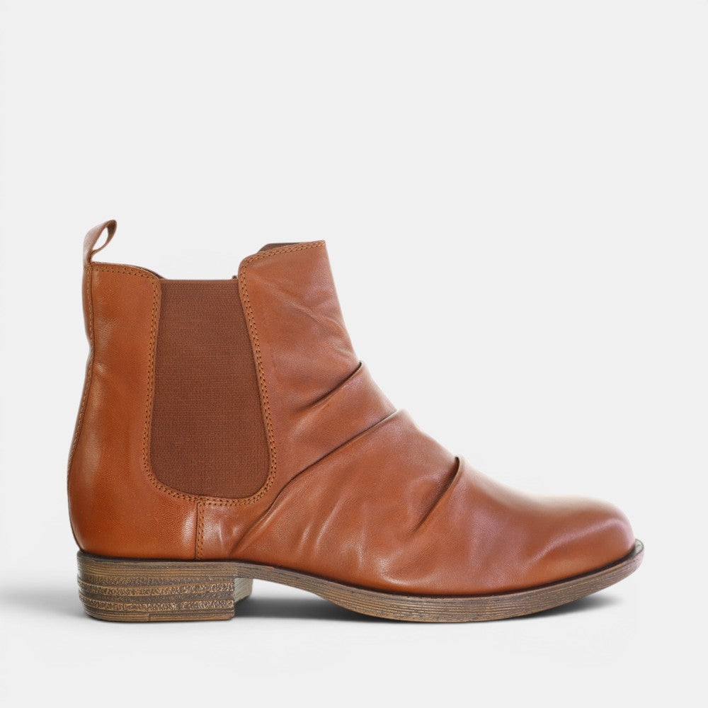 Le Sansa Lucy Tan boots with ankle-high design, featuring a sleek leather finish and stylish stitching details.