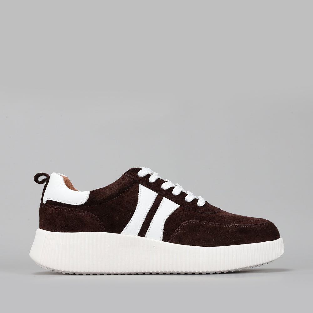 Le Sansa Sansa Comet chocolate suede sneakers with white soles and stylish design, displayed on a white background.