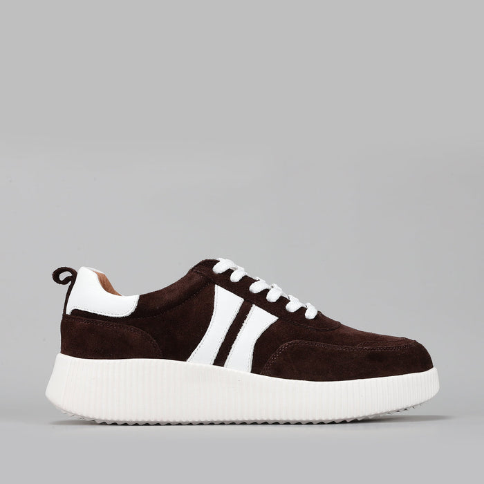 Le Sansa Sansa Comet chocolate suede sneakers with white soles and stylish design, displayed on a white background.