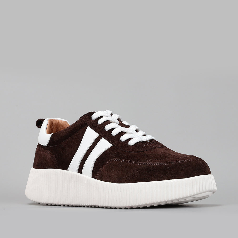 Le Sansa Comet chocolate suede sneakers featuring a sleek design and lace-up closure on a casual style shoe.
