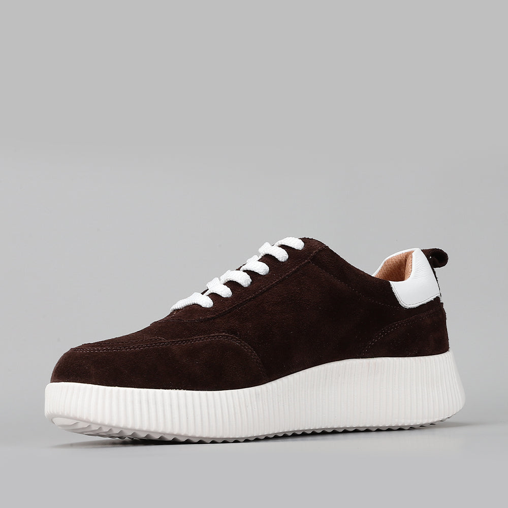 Le Sansa Sansa Comet chocolate suede sneakers with white rubber soles and stylish design.