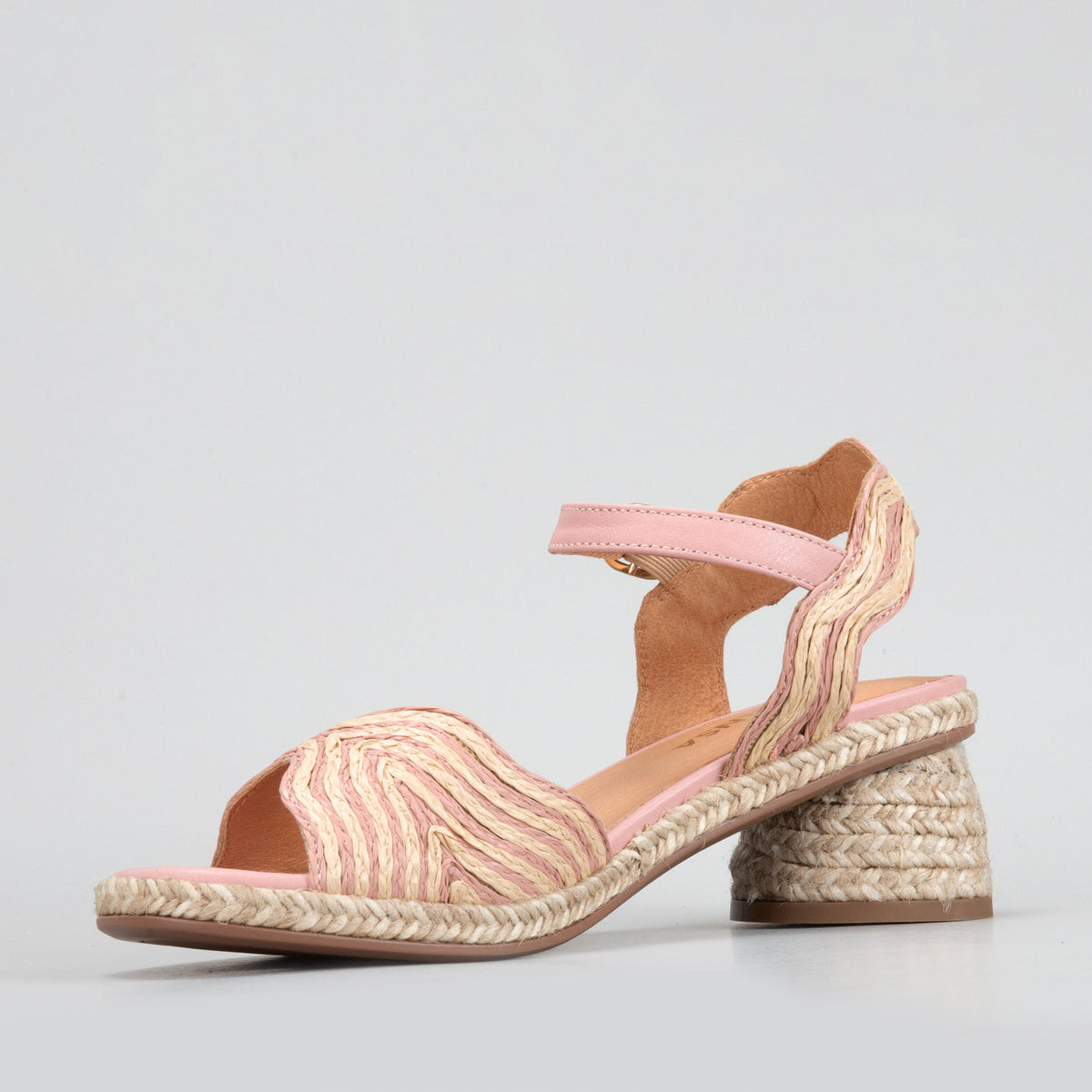 Le Sansa Alys baby pink and beige sandals with soft straps and small bows, perfect for babies and toddlers.
