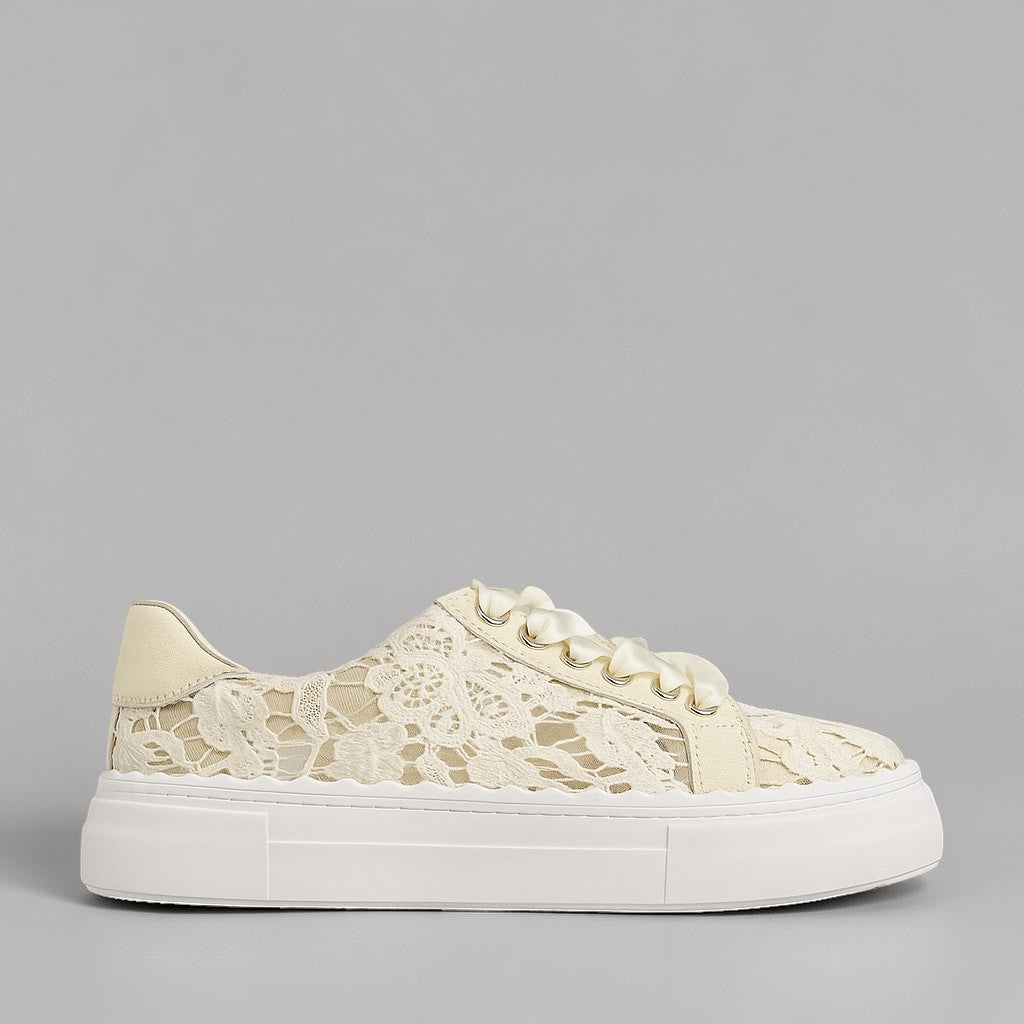 Beige LE SANSA Quinn sneakers with lace-up design and platform soles, stylish and comfortable footwear for casual wear.