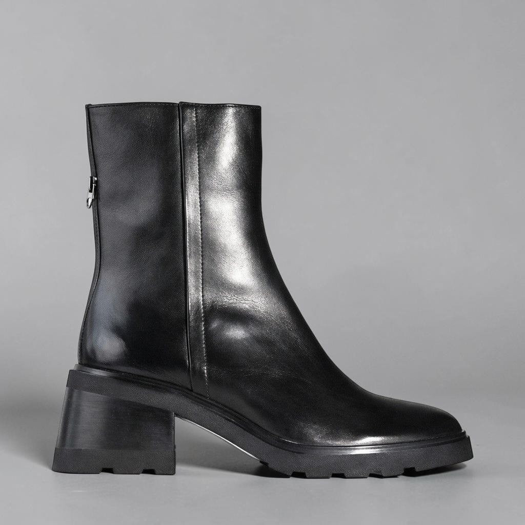 EOS Finley black boots with sleek leather design and lace-up front, stylish footwear for casual or formal wear.