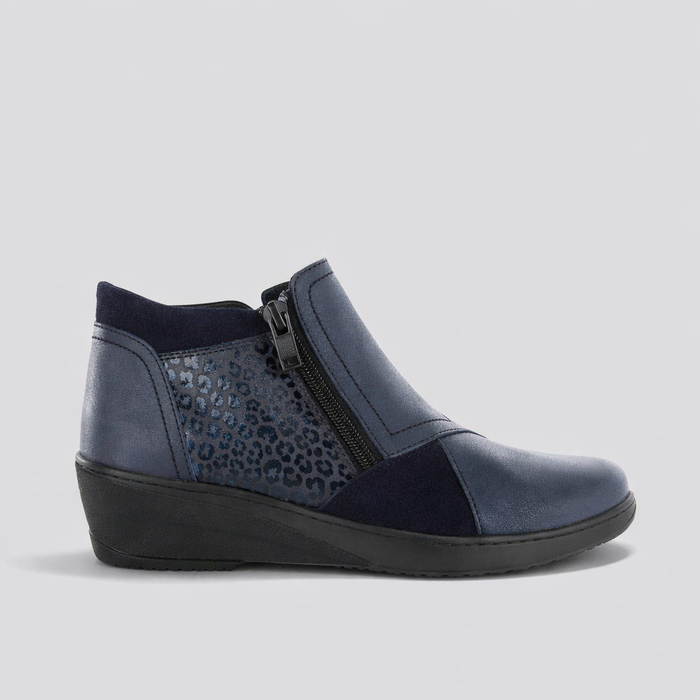Navy CABELLO CP462-18 boots with rugged soles and ankle-high design, displayed on a neutral background.