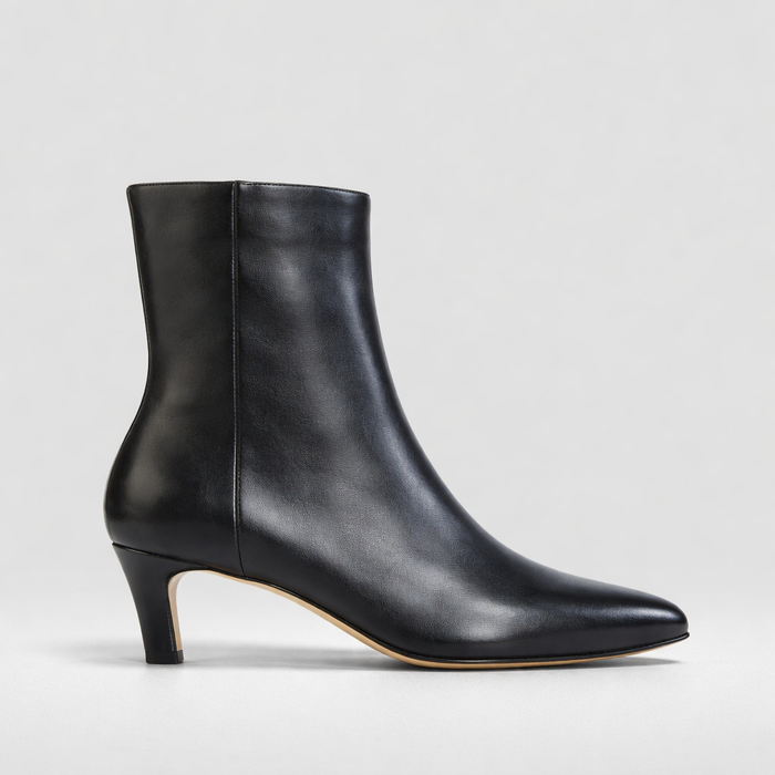 Eos Kitan Black boots featuring a sleek design with laces and a sturdy sole, perfect for casual or stylish wear.
