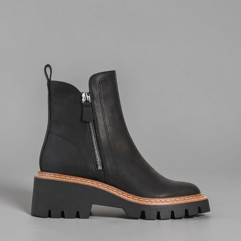 Black Los Cabos Vianne boots with sleek leather design and pointed toes, stylish ankle boots for versatile fashion.