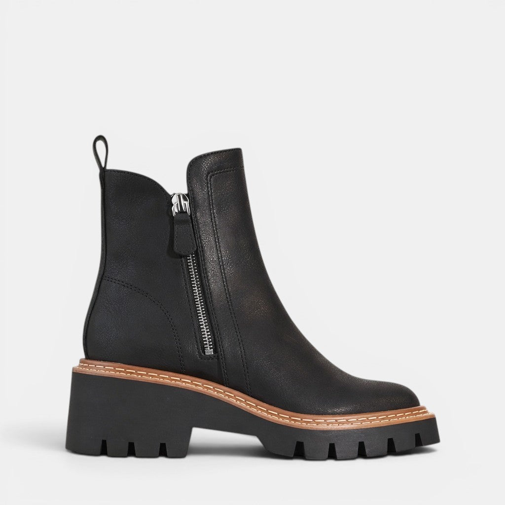 Black Los Cabos Vianne boots with pointed toes and low heels, featuring sleek leather design and stylish silhouette.